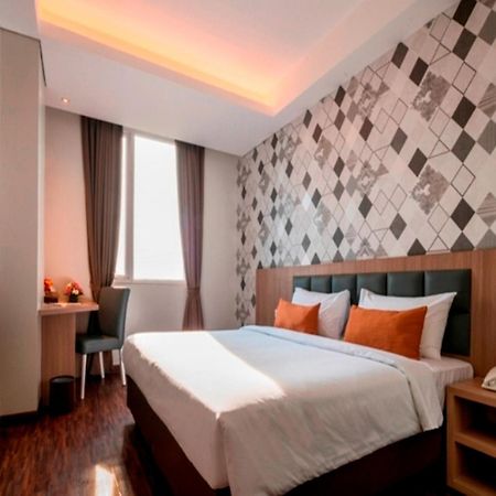 Hotel 88 ITC Fatmawati Giacarta Esterno foto