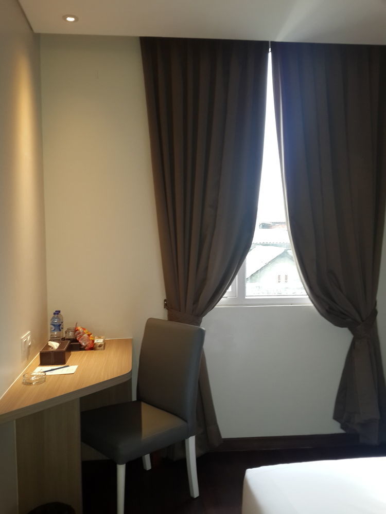 Hotel 88 ITC Fatmawati Giacarta Esterno foto