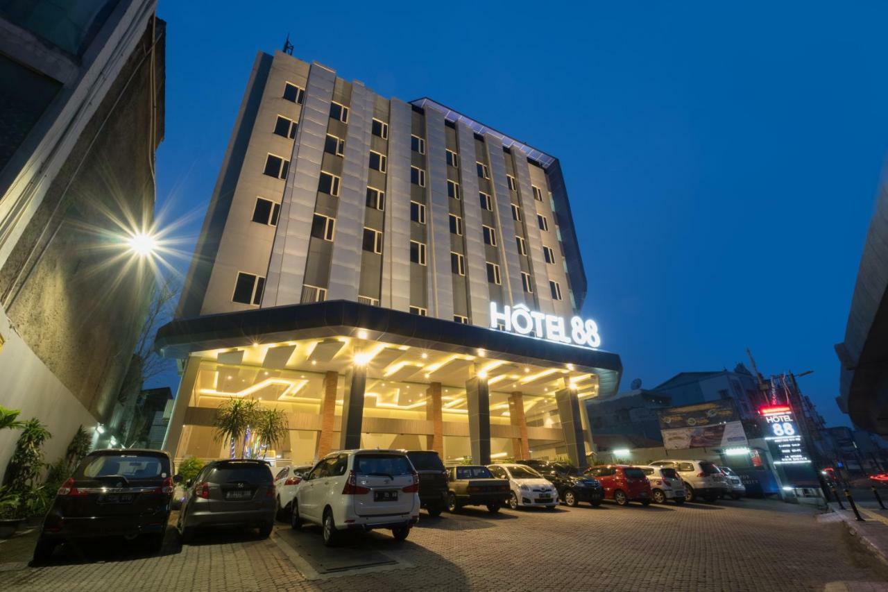 Hotel 88 ITC Fatmawati Giacarta Esterno foto