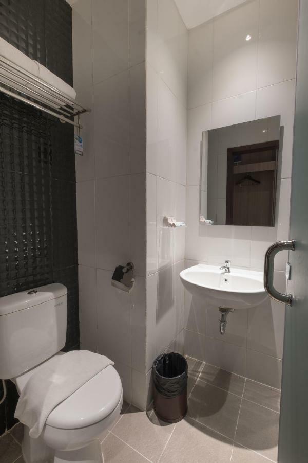 Hotel 88 ITC Fatmawati Giacarta Esterno foto