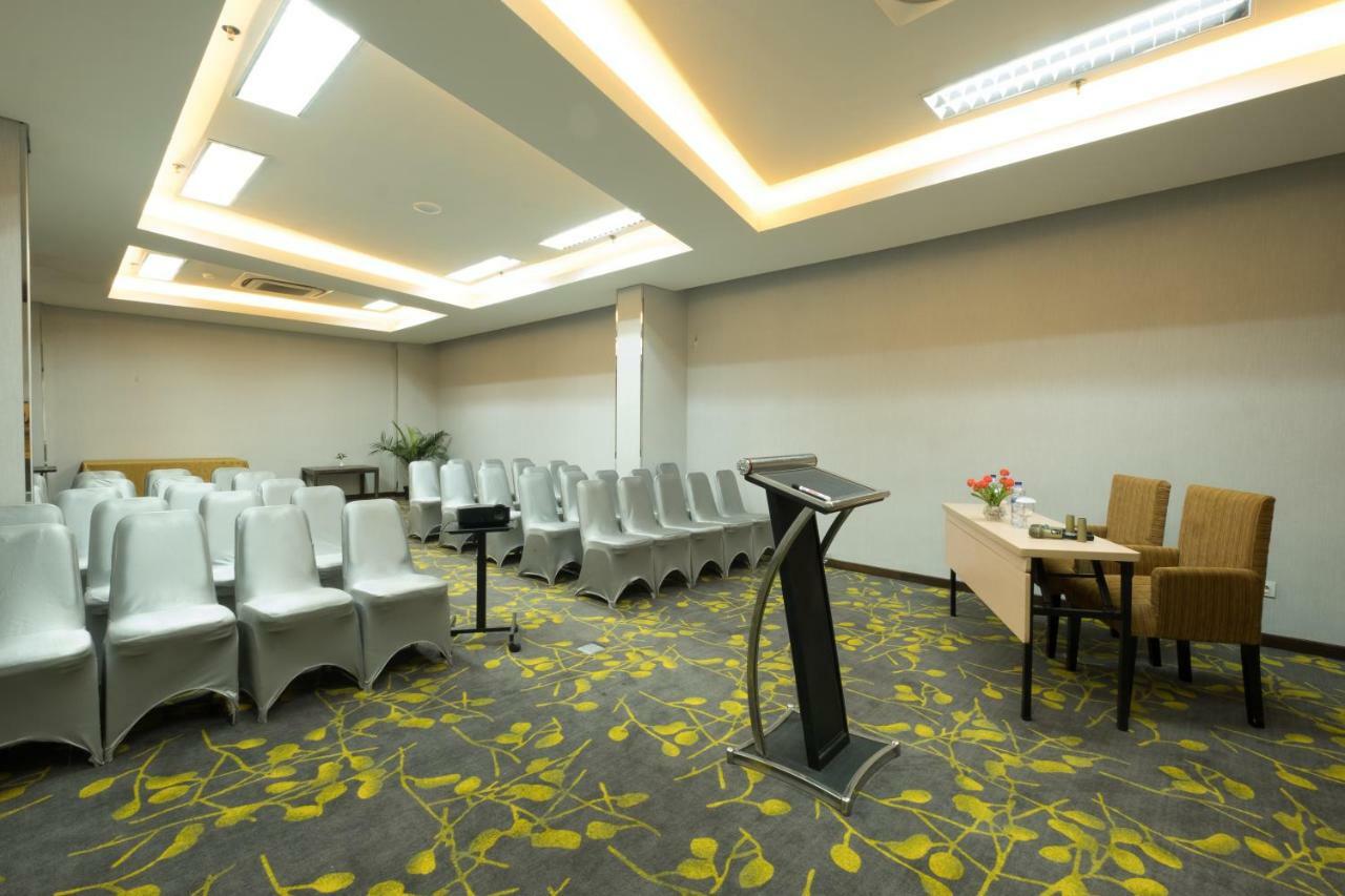 Hotel 88 ITC Fatmawati Giacarta Esterno foto