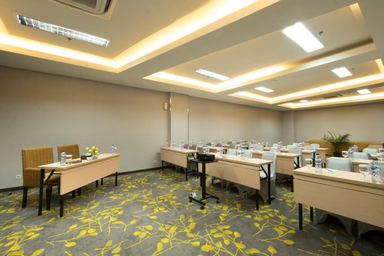 Hotel 88 ITC Fatmawati Giacarta Esterno foto