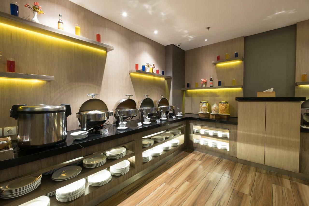 Hotel 88 ITC Fatmawati Giacarta Esterno foto