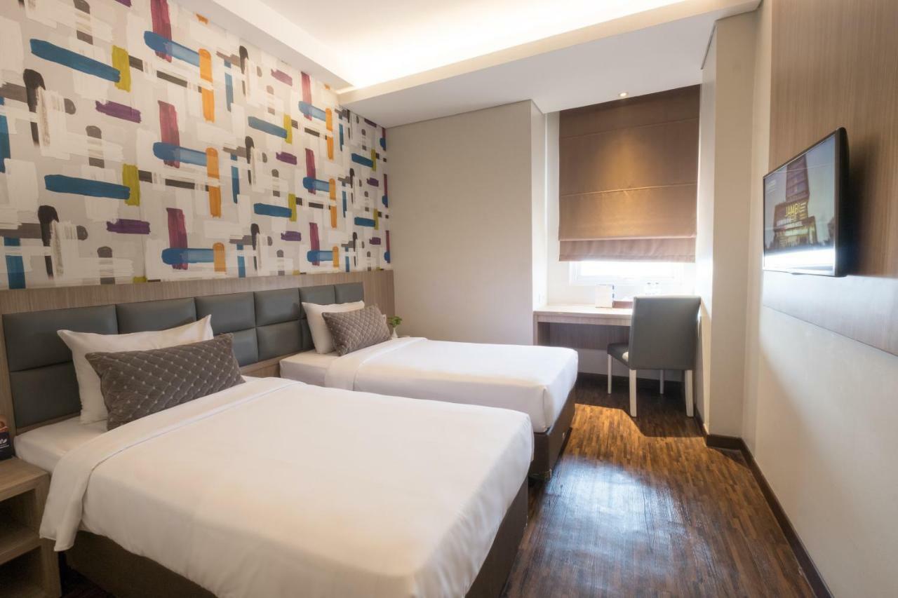 Hotel 88 ITC Fatmawati Giacarta Esterno foto