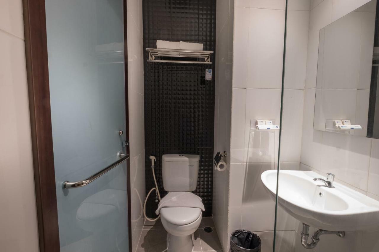 Hotel 88 ITC Fatmawati Giacarta Esterno foto