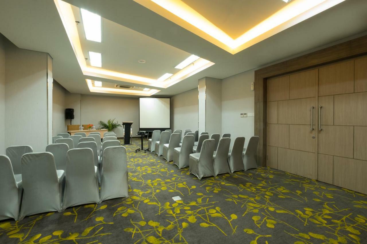 Hotel 88 ITC Fatmawati Giacarta Esterno foto